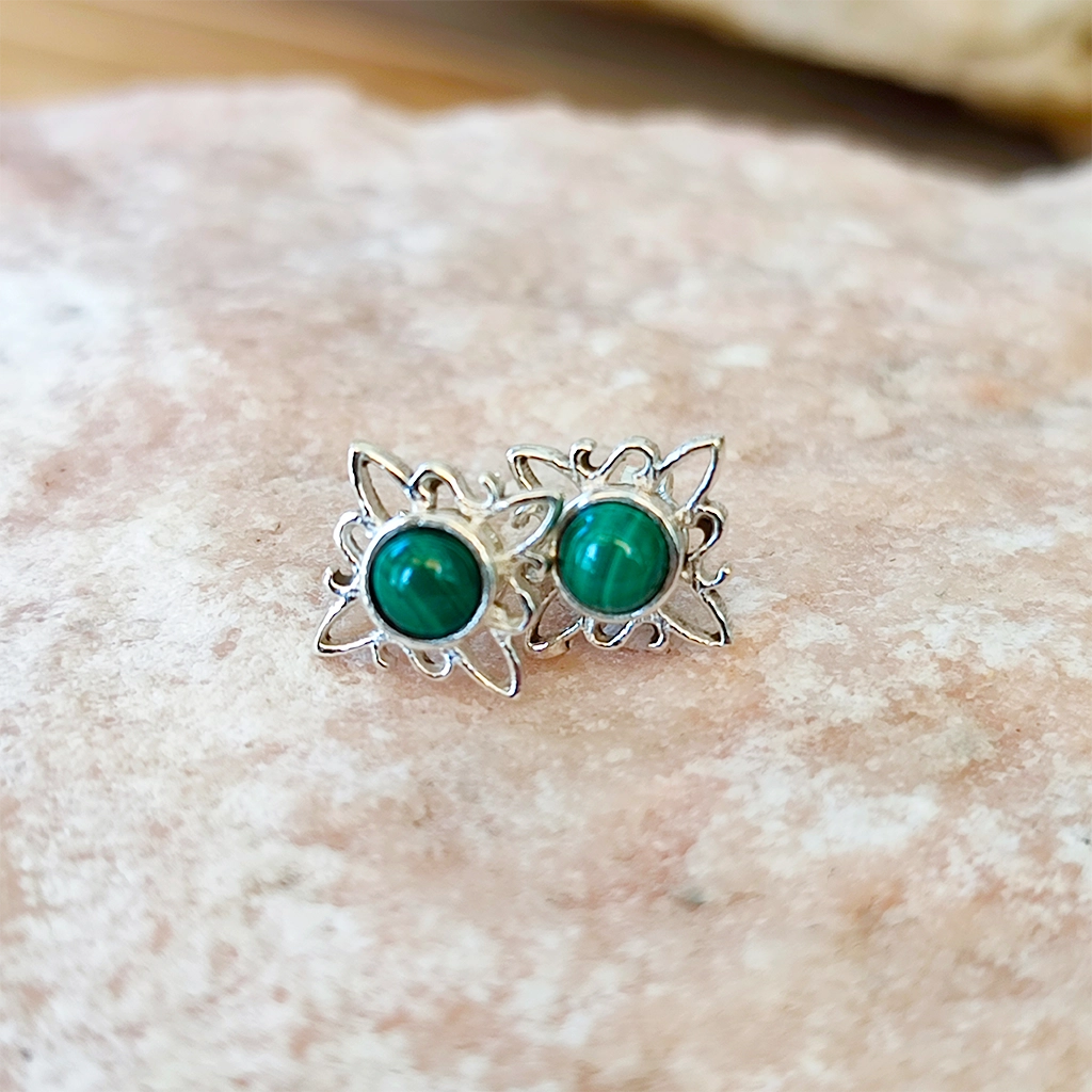 Pendientes de plata con piedra malaquita y diseño de Nudo de Bruja