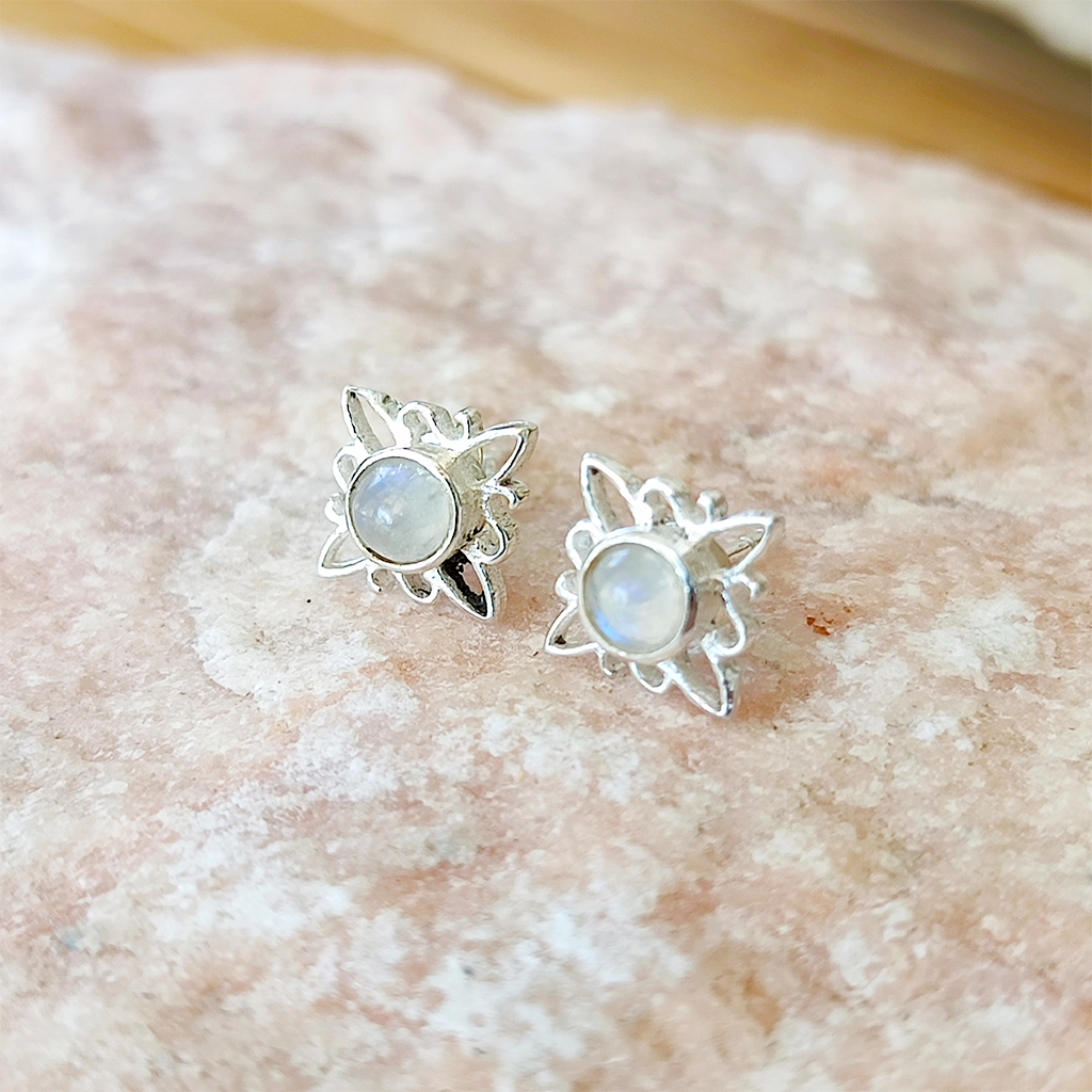 Pendientes de plata con piedra luna y diseño de Nudo de Bruja