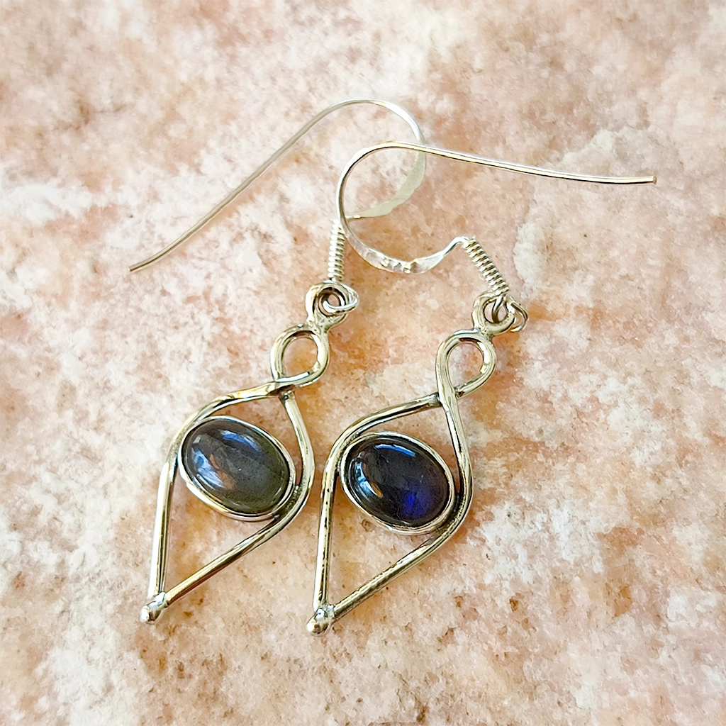 Pendientes de plata con piedra natural de labradorita en diseño de ojos infinitos