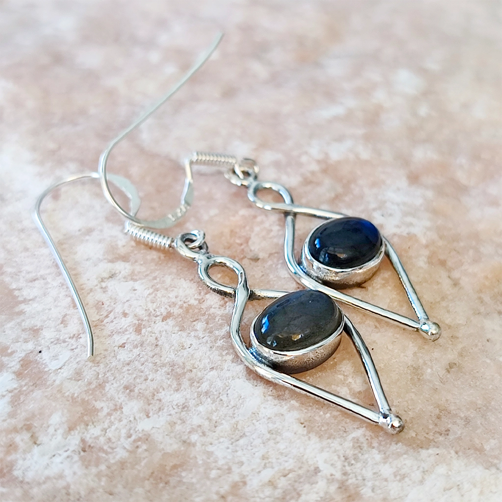 Pendientes de plata con piedra natural de labradorita en diseño de ojos infinitos