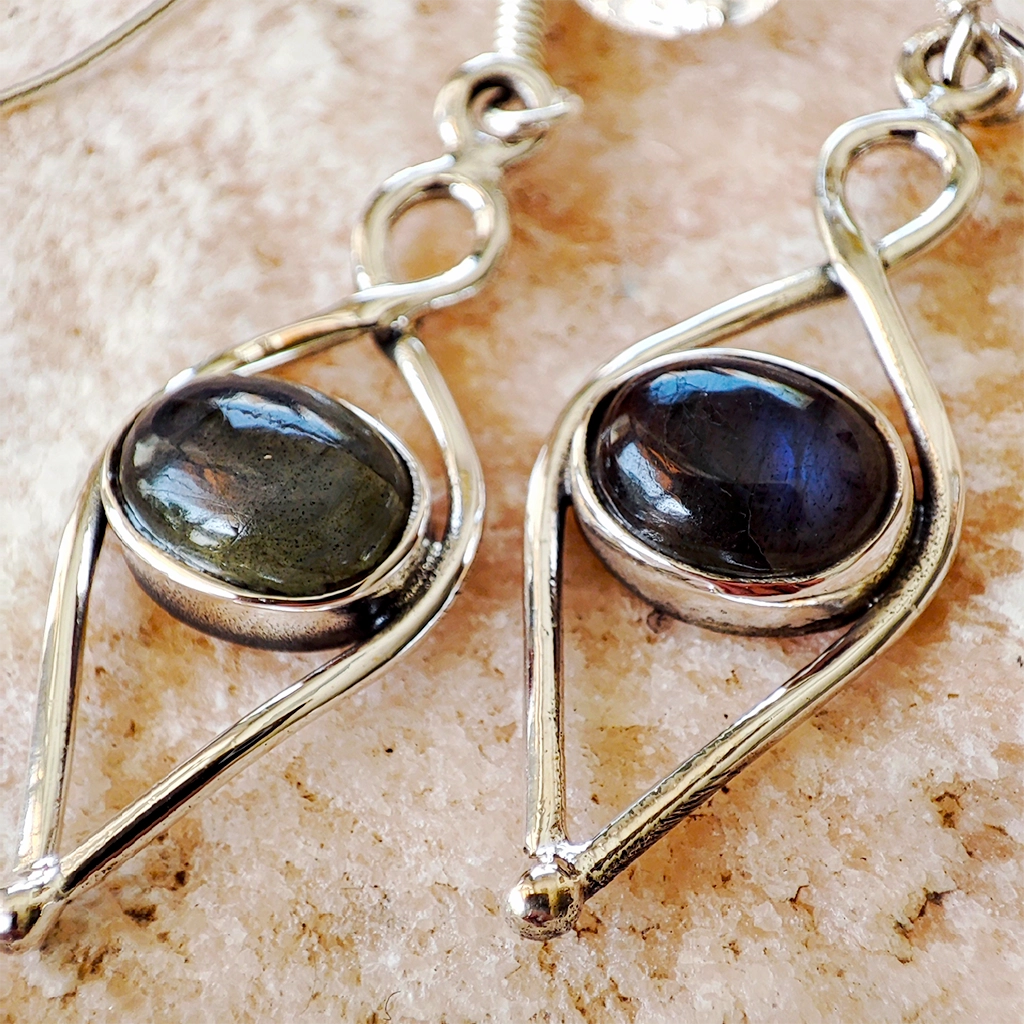 Pendientes de plata con piedra natural de labradorita en diseño de ojos infinitos