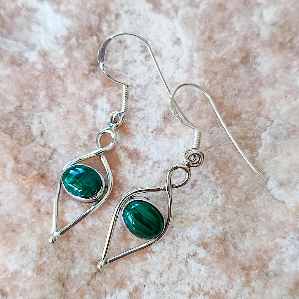 Pendientes de plata con piedra natural de malaquita en diseño de ojos infinitos