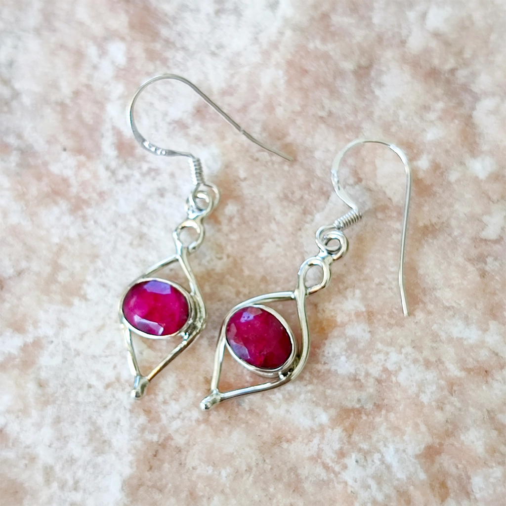 Pendientes de plata con piedra natural de rubí en diseño de ojos infinitos