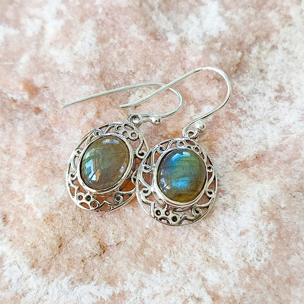 Pendientes de plata con piedra natural de labradorita en forma ovalada