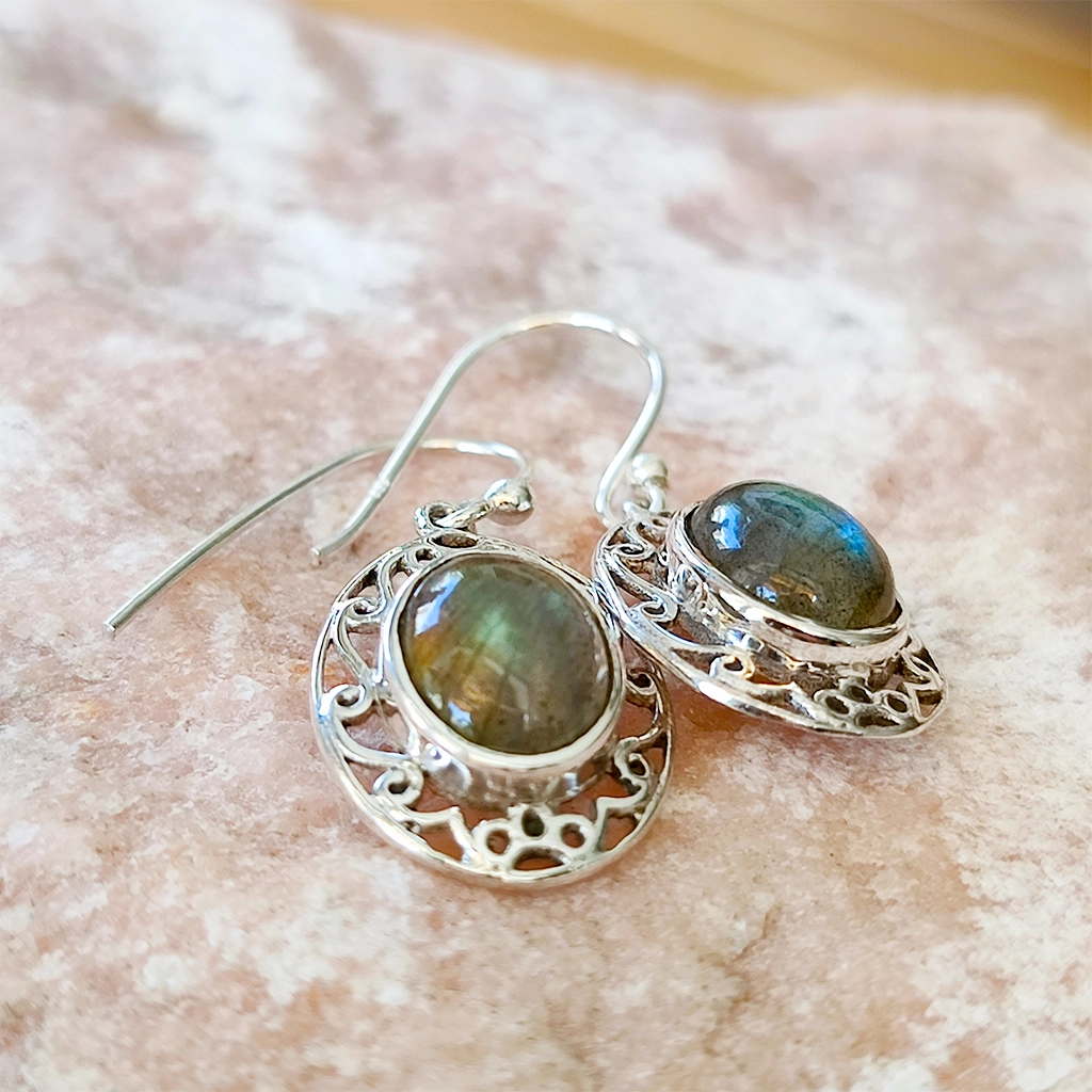 Pendientes de plata con piedra natural de labradorita en forma ovalada