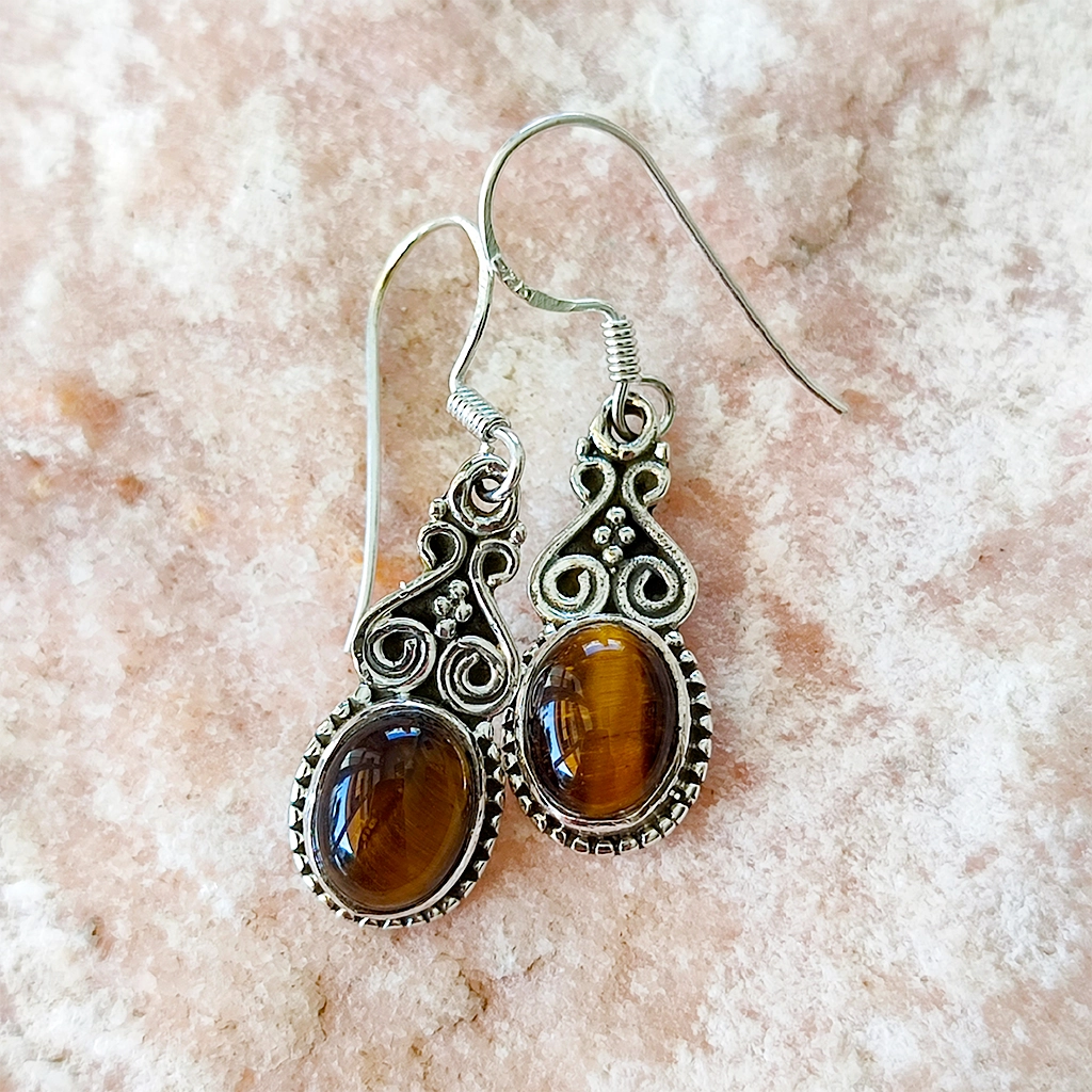 Pendientes de plata con piedra natural de ojo de tigre en diseño ovalado y ornamentado