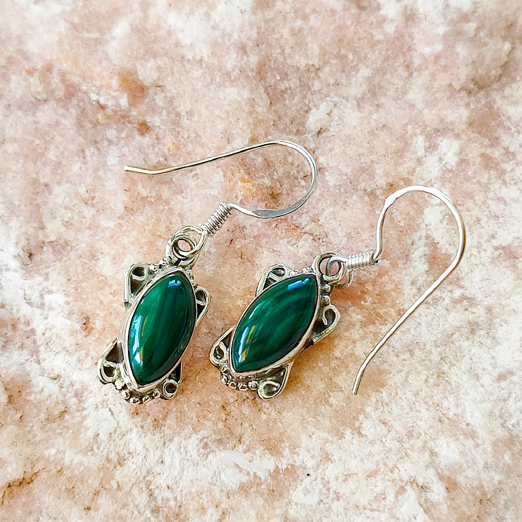 Pendientes de plata con piedra natural de malaquita en diseño ovalado y ornamentado