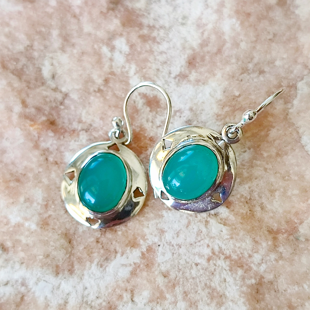 Pendientes de plata con piedra natural de calcedonia azul en diseño ovalado con triángulos calados