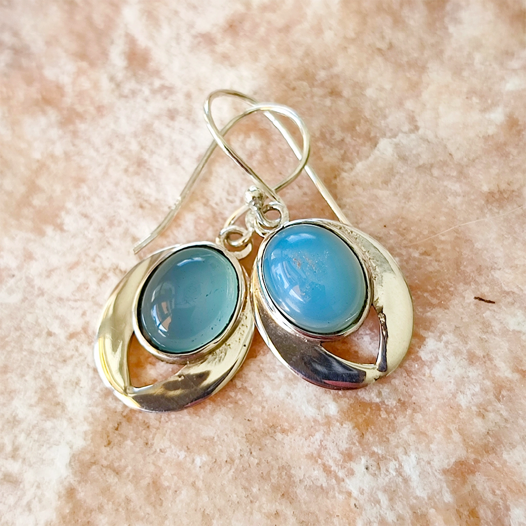 Pendientes de plata con piedra natural de calcedonia azul en diseño ovalado con base en forma de V