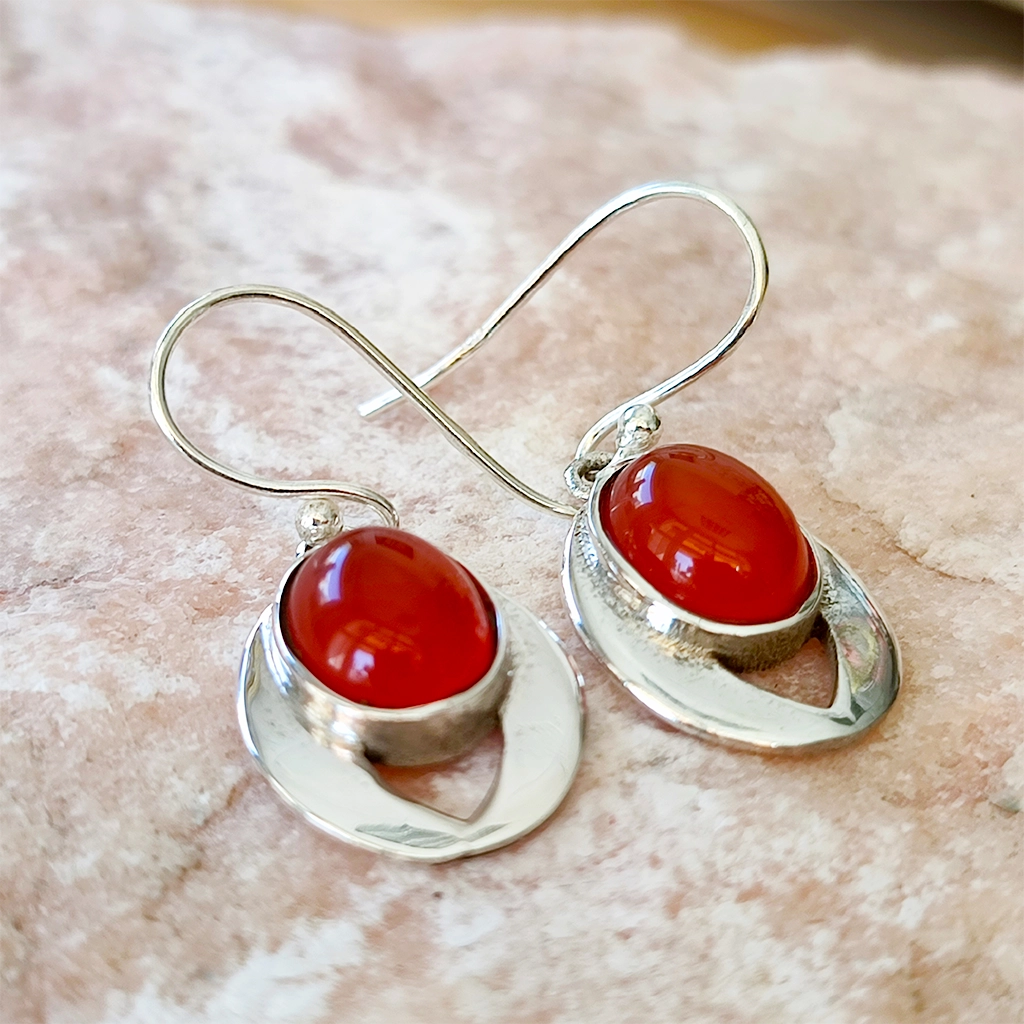 Pendientes de plata con piedra natural de cornalina en diseño ovalado con base en forma de V