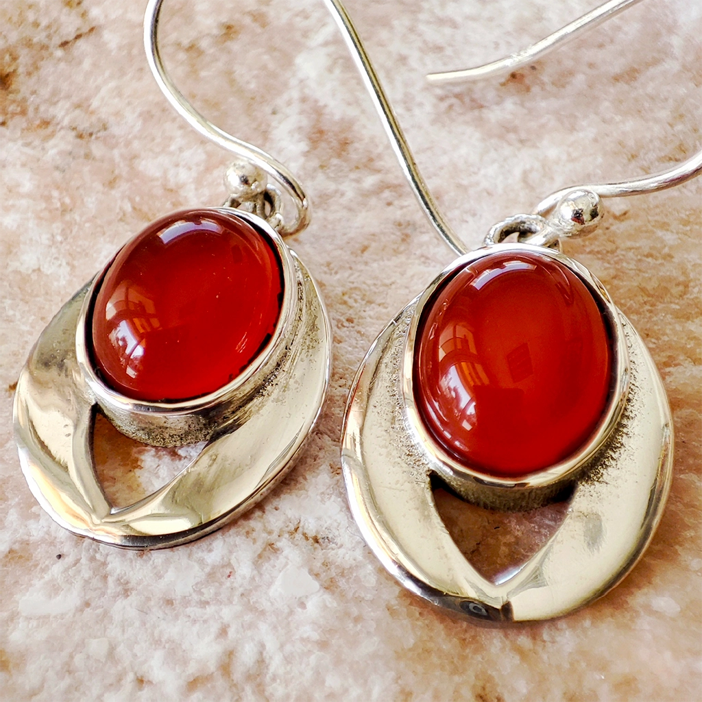 Pendientes de plata con piedra natural de cornalina en diseño ovalado con base en forma de V