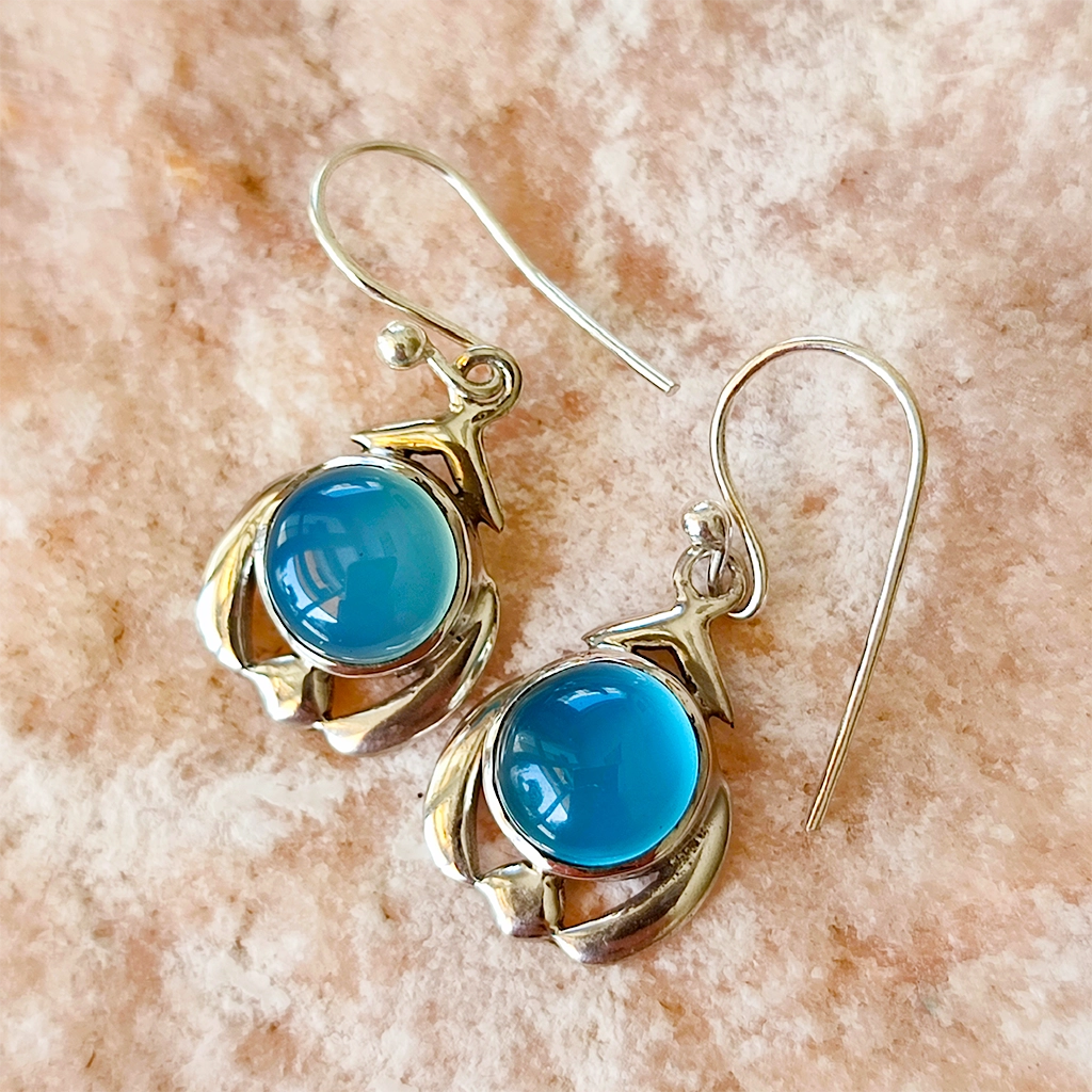 Pendientes de plata con piedra natural de calcedonia azul en diseño doble V