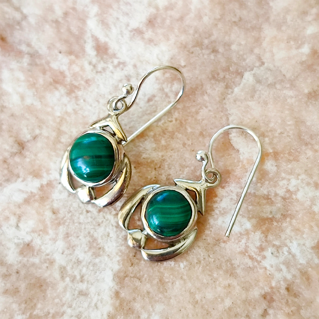 Pendientes de plata con piedra natural de malaquita en diseño doble V