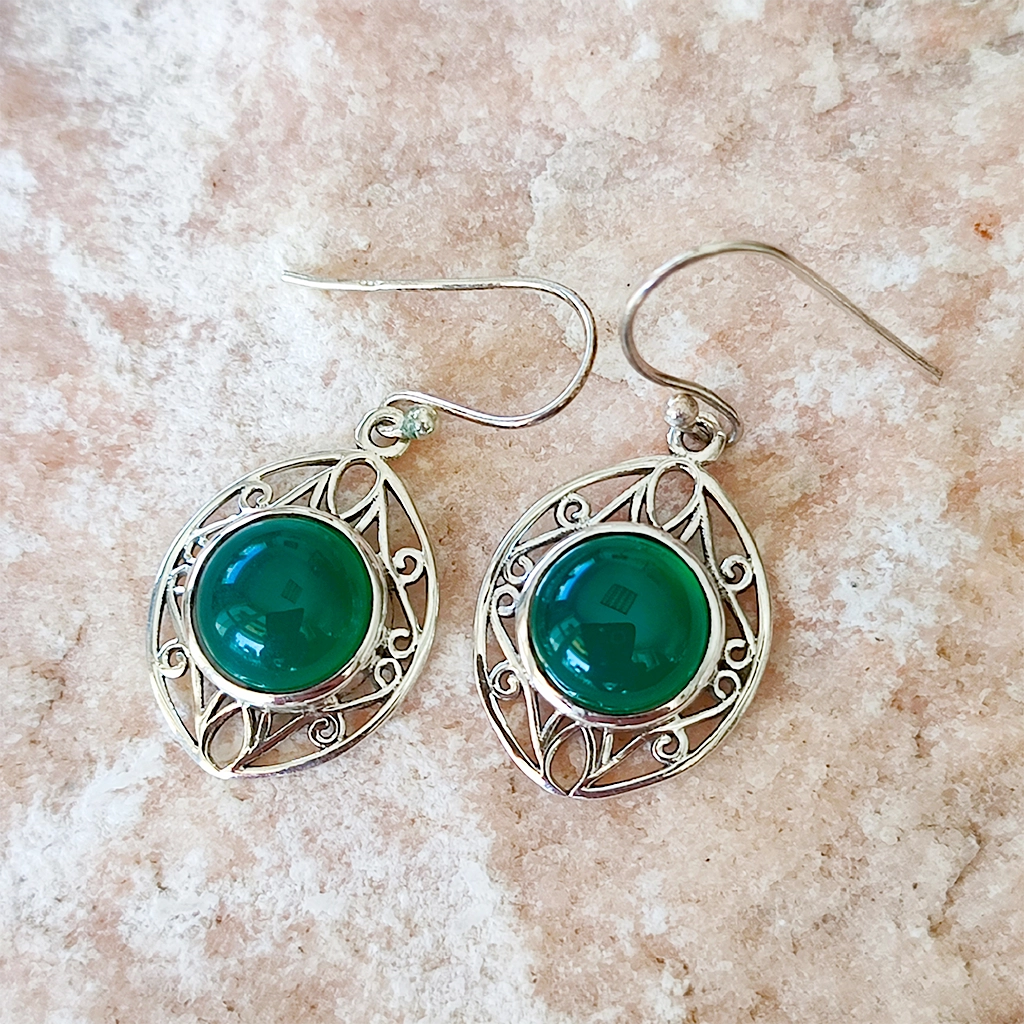 Pendientes de plata con piedra natural de aventurina verde en diseño ovalado con filigrana artesanal