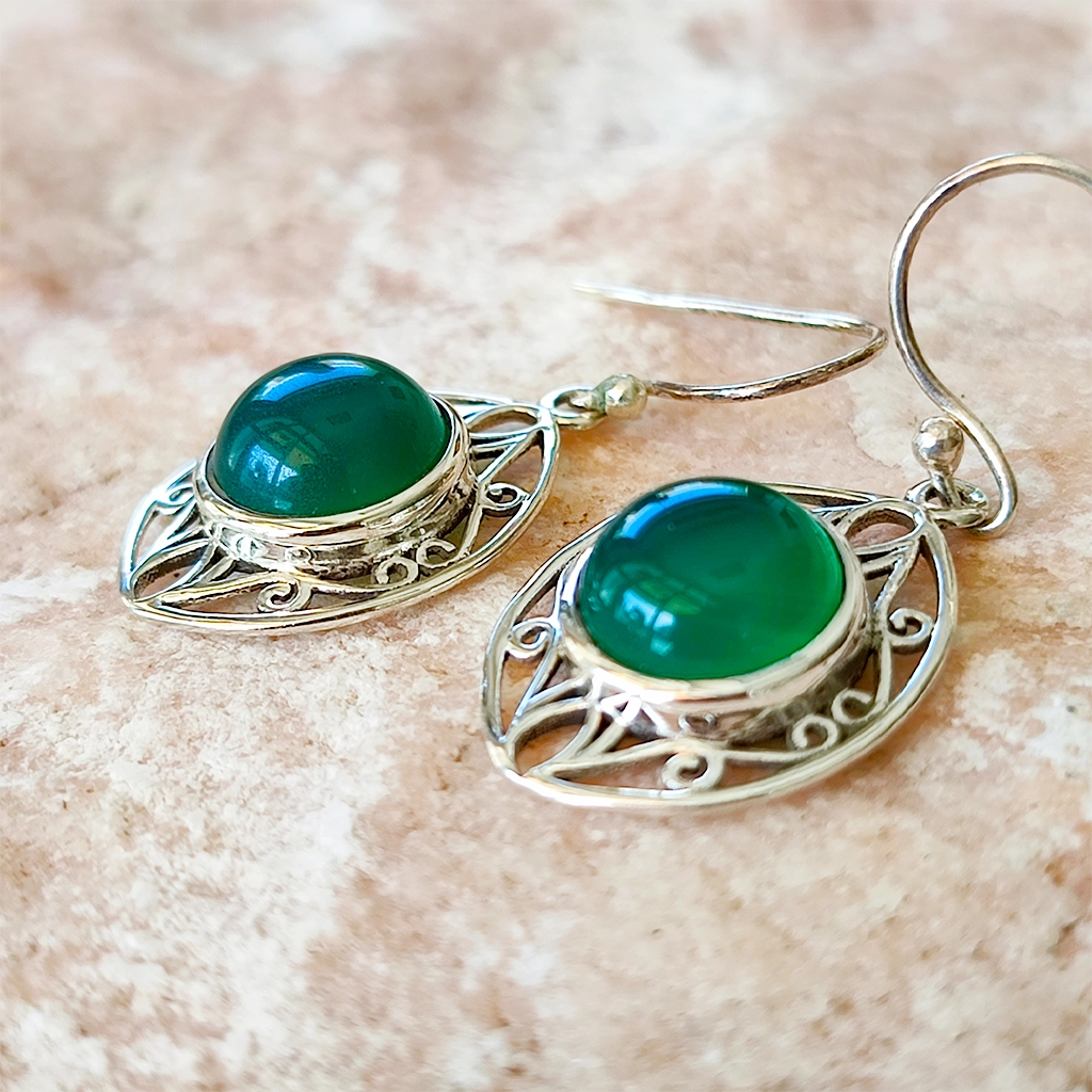 Pendientes de plata con piedra natural de aventurina verde en diseño ovalado con filigrana artesanal