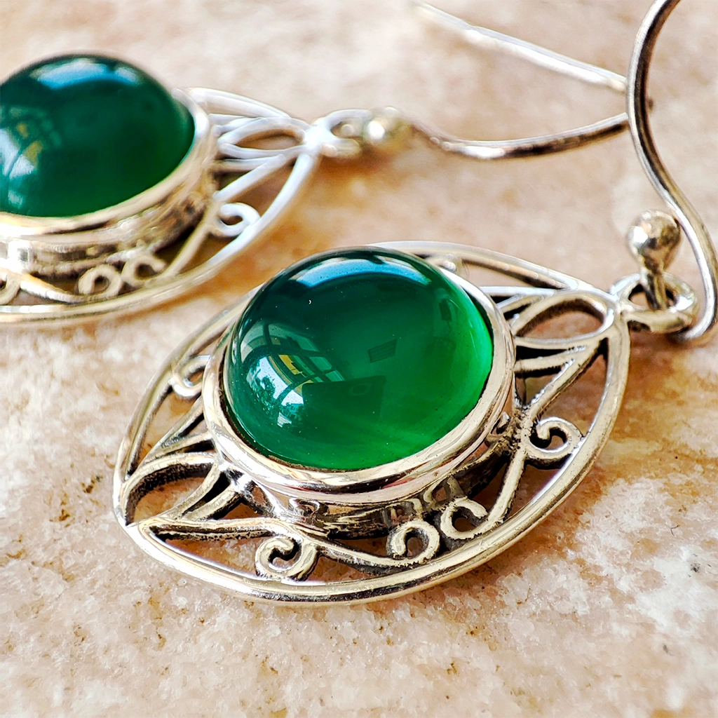 Pendientes de plata con piedra natural de aventurina verde en diseño ovalado con filigrana artesanal