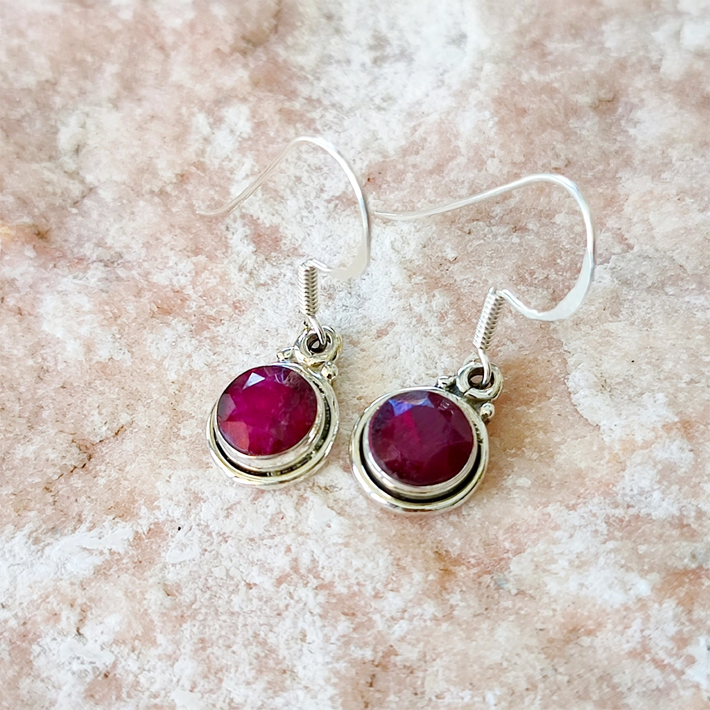 Pendientes de plata con rubí natural en diseño redondo clásico
