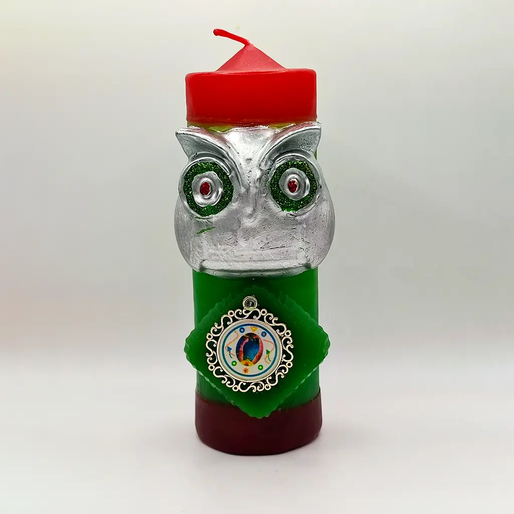 Vela ritual Atenea de color verde y rojo con rostro plateado y amuleto esotérico