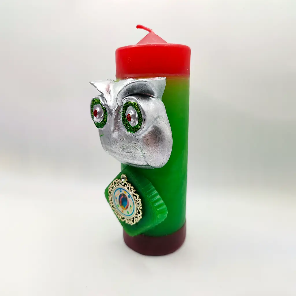 Vela ritual Atenea de color verde y rojo con rostro plateado y amuleto esotérico