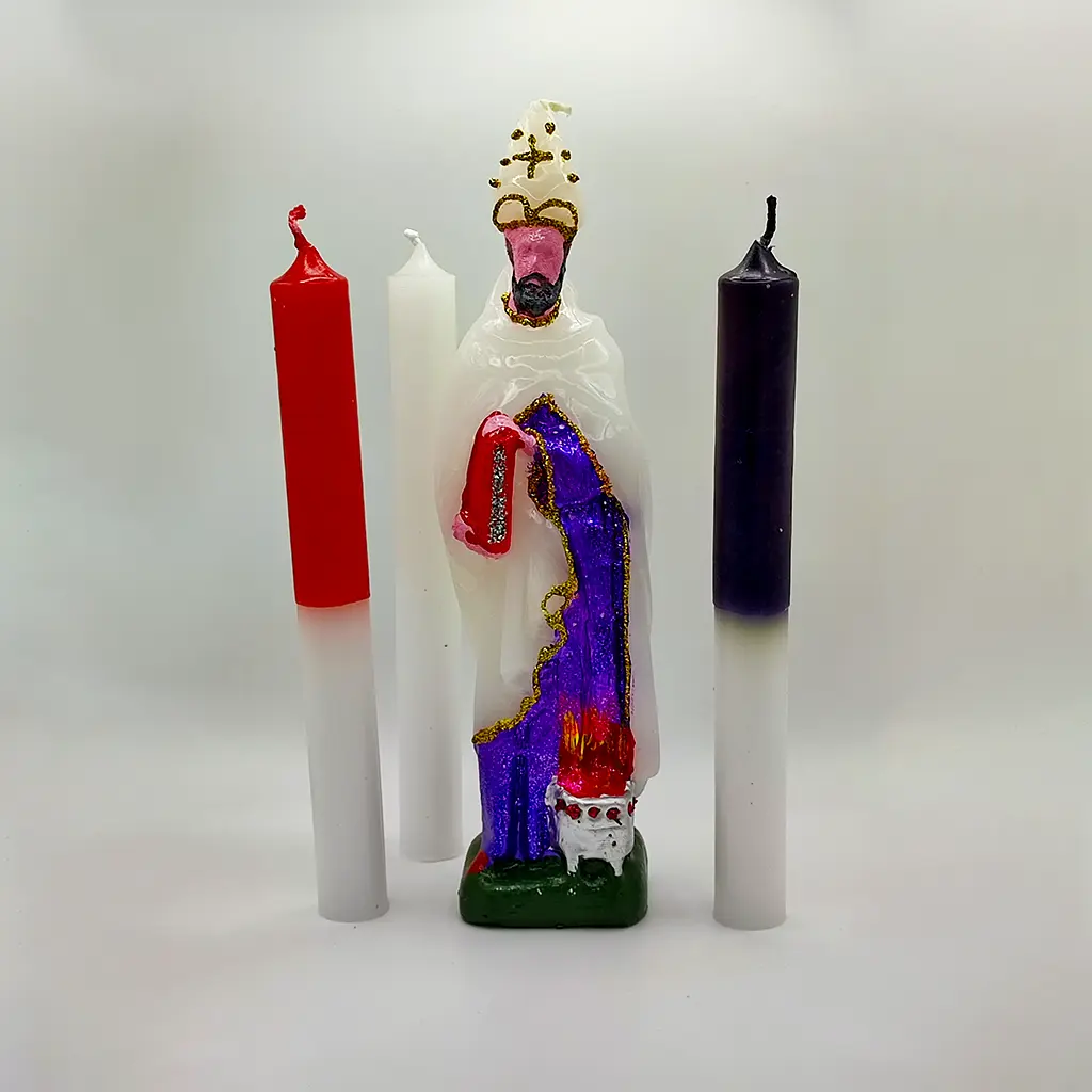 ritual san cipriano con figura del santo y tres velas