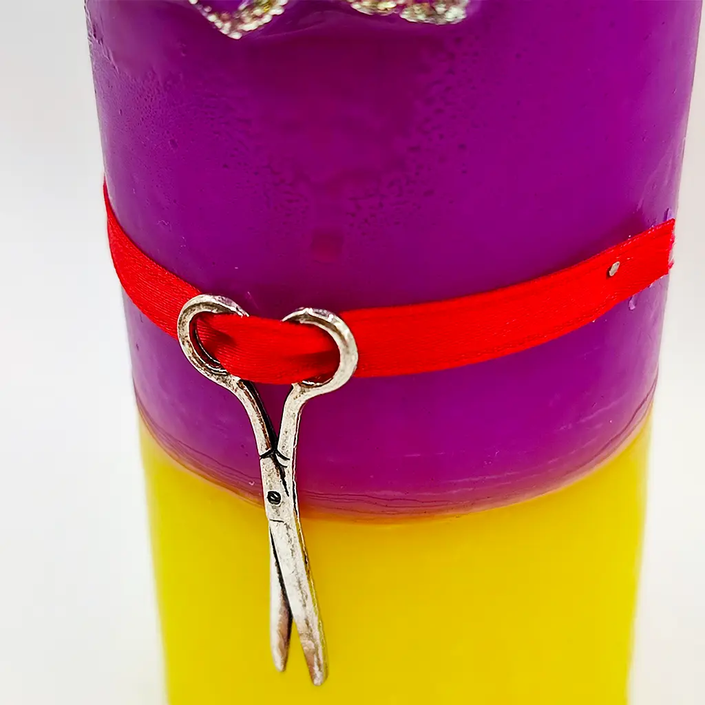 velon contra envidia con tijera y cinturon rojo