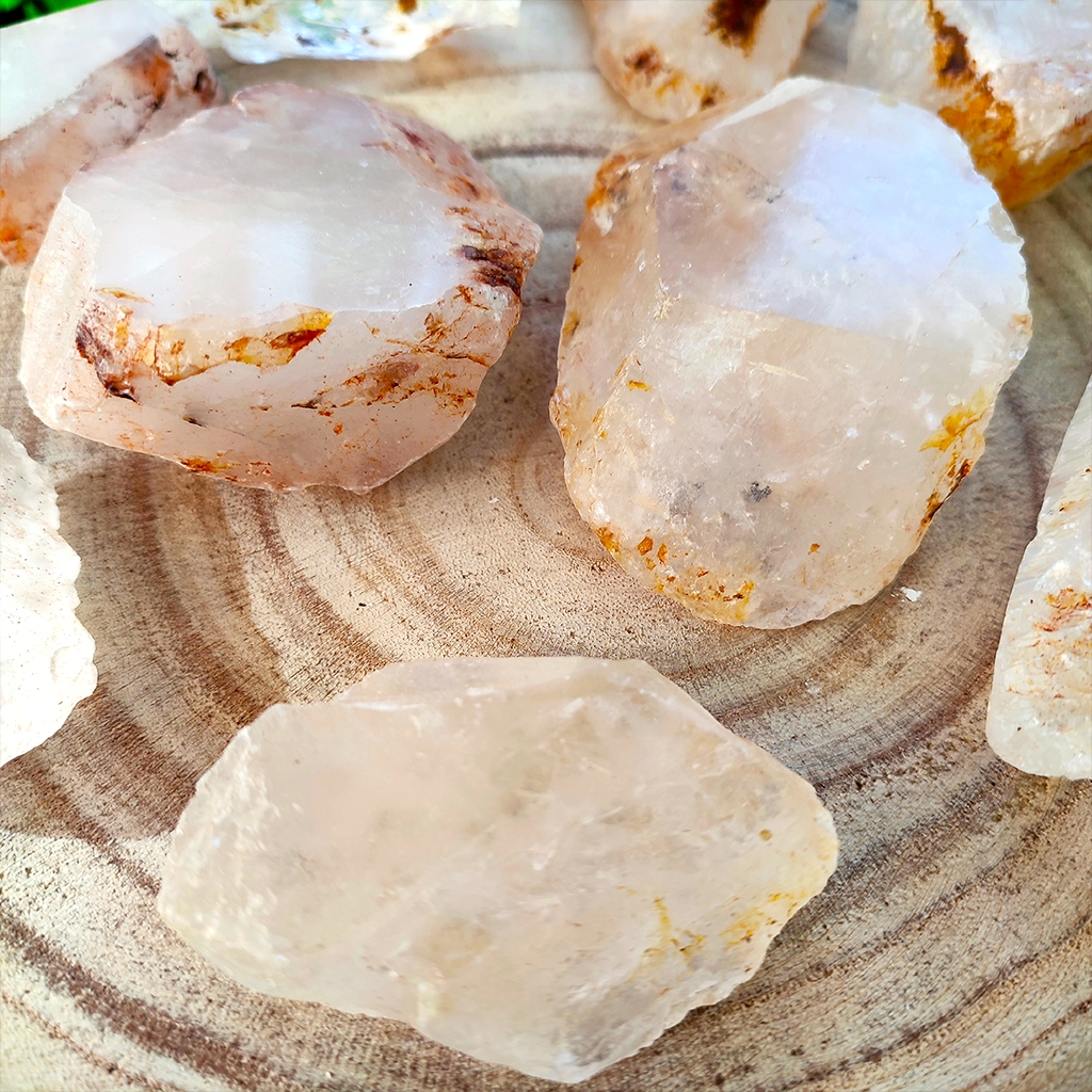 Piedra de cuarzo cristal ferruginoso para enraizamiento y protección