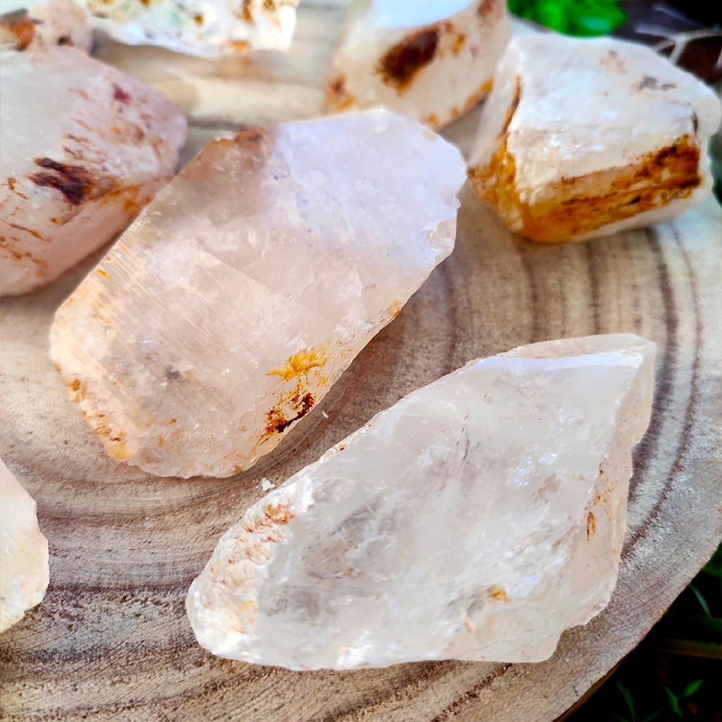 Piedra de cuarzo cristal ferruginoso para enraizamiento y protección