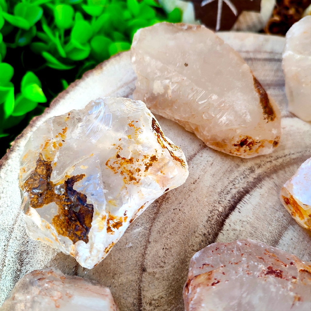 Piedra de cuarzo cristal ferruginoso para enraizamiento y protección