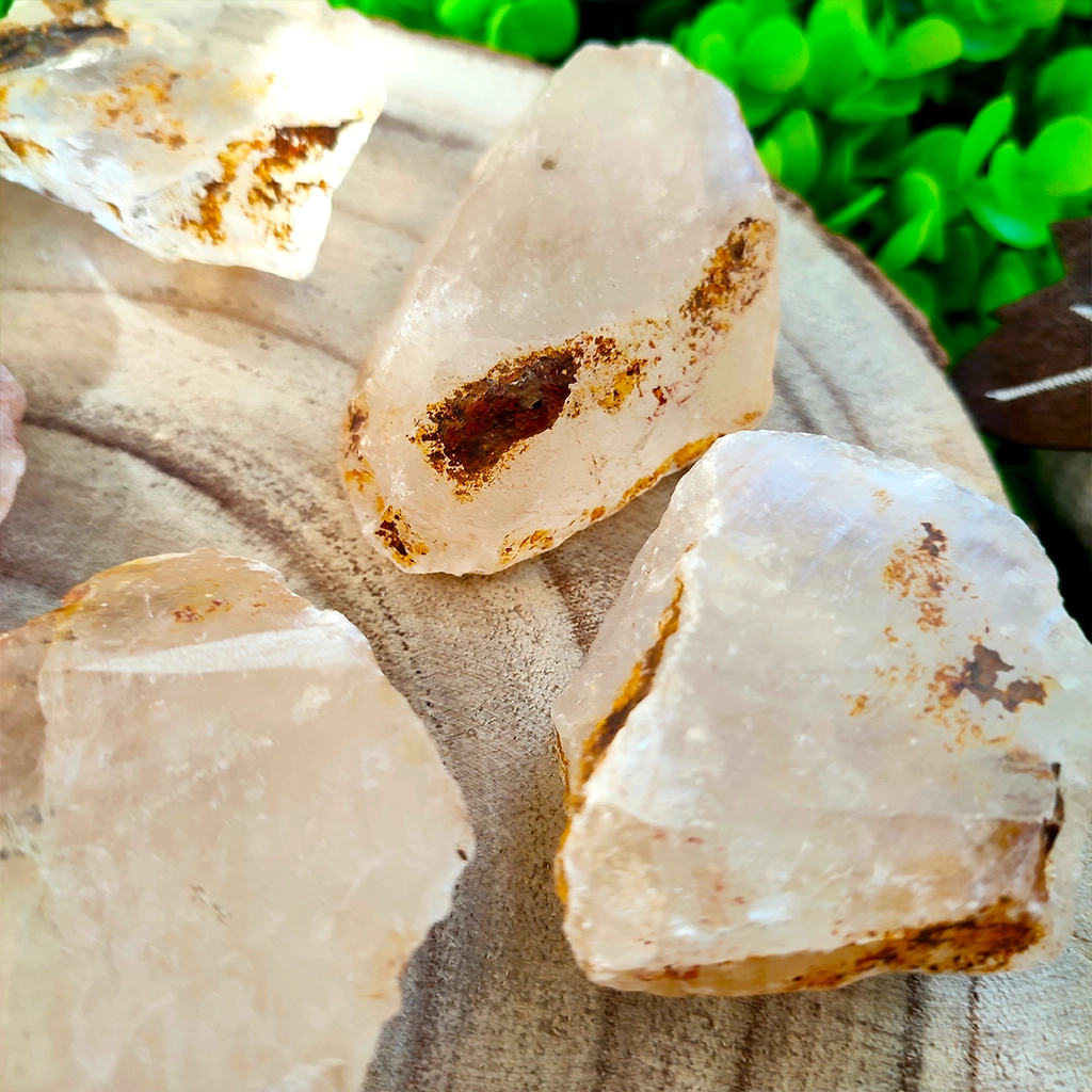 Piedra de cuarzo cristal ferruginoso para enraizamiento y protección