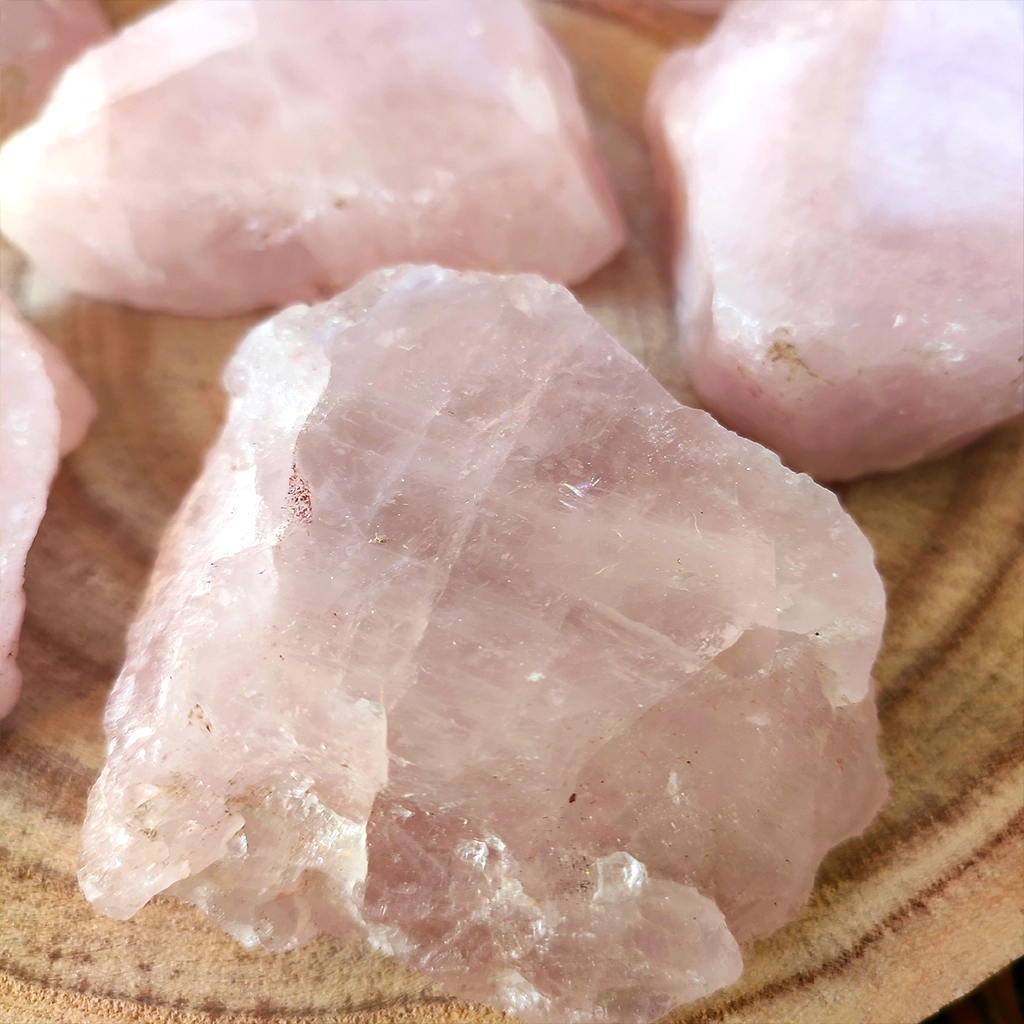 Piedra de cuarzo rosa semipulido para amor y sanación emocional