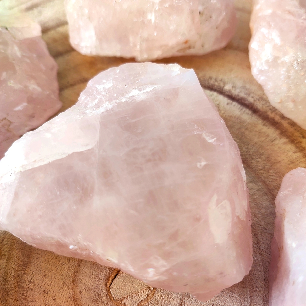 Piedra de cuarzo rosa semipulido para amor y sanación emocional