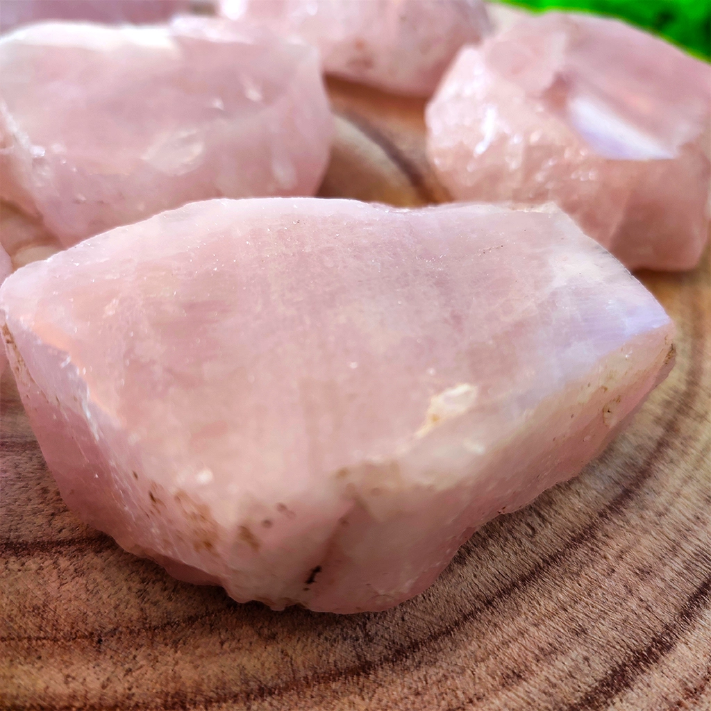 Piedra de cuarzo rosa semipulido para amor y sanación emocional