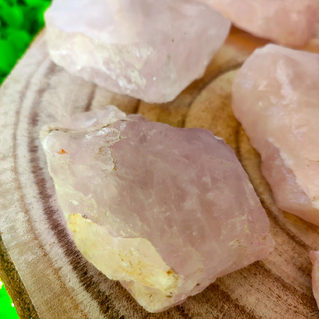 Piedra de cuarzo rosa semipulido para amor y sanación emocional
