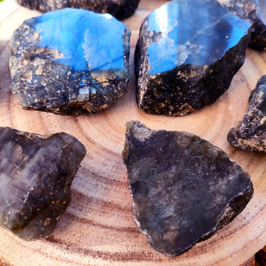 Piedra de labradorita semipulida para protección e intuición