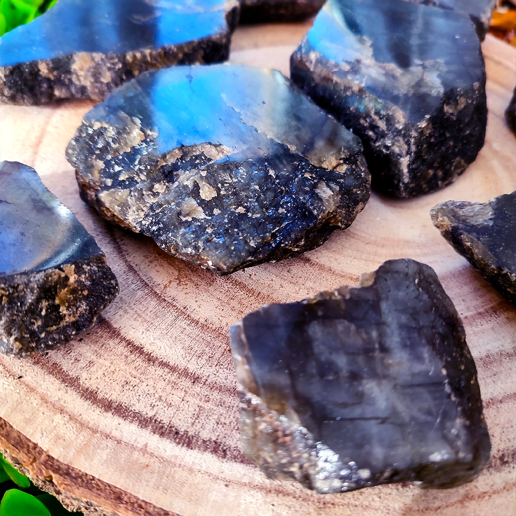 Piedra de labradorita semipulida para protección e intuición