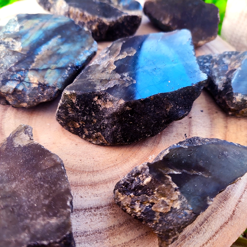 Piedra de labradorita semipulida para protección e intuición