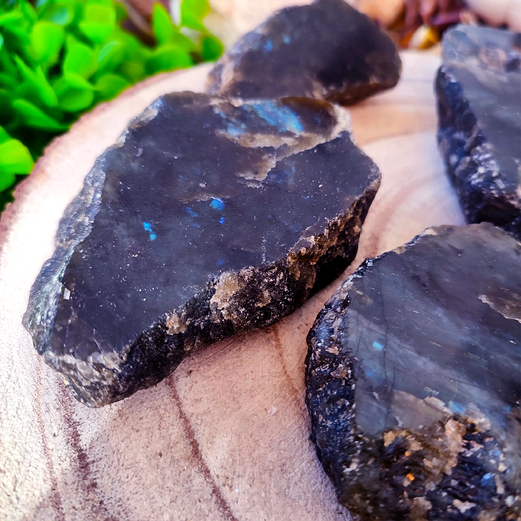 Piedra de labradorita semipulida para protección e intuición
