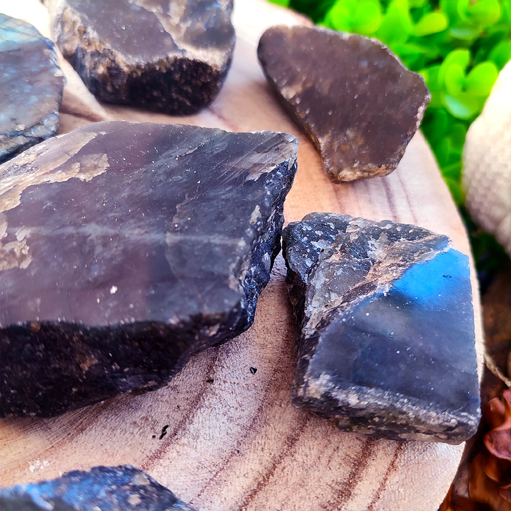 Piedra de labradorita semipulida para protección e intuición