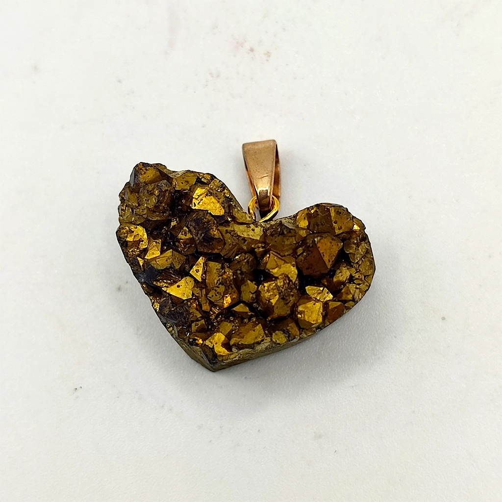 Colgante en forma de corazón de pirita natural dorada 3 x 2,5 cm