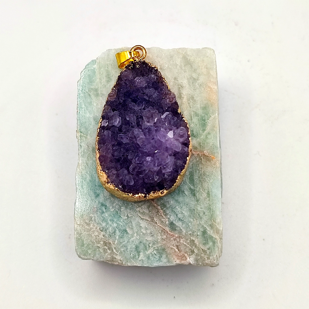 Colgante de drusa de amatista natural con baño dorado en el contorno