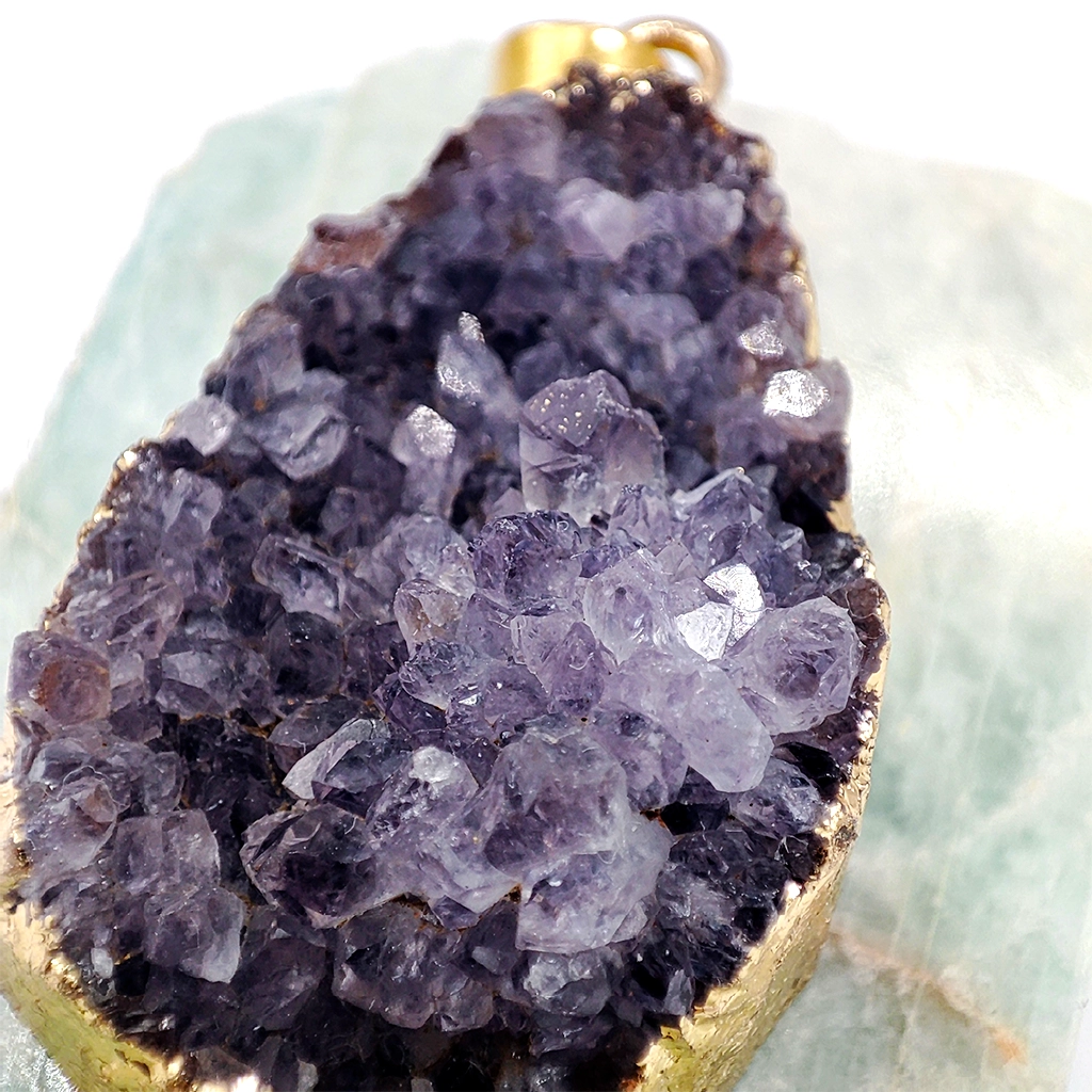 Colgante de drusa de amatista natural con baño dorado en el contorno