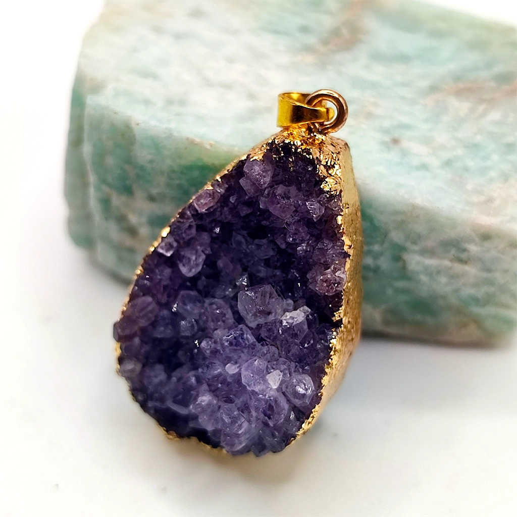 Colgante de drusa de amatista natural con baño dorado en el contorno