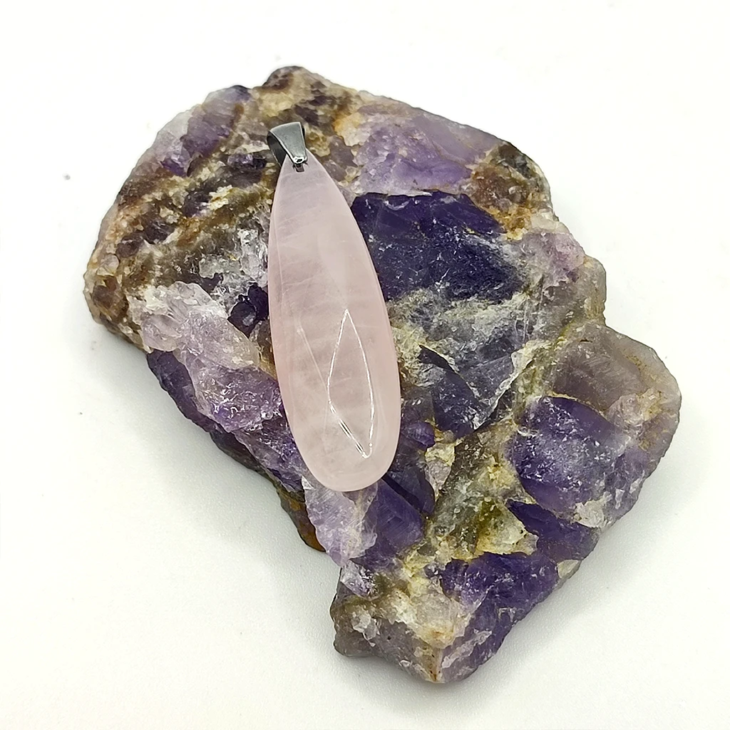 Colgante de cuarzo rosa en forma de lágrima facetada con enganche de acero inoxidable