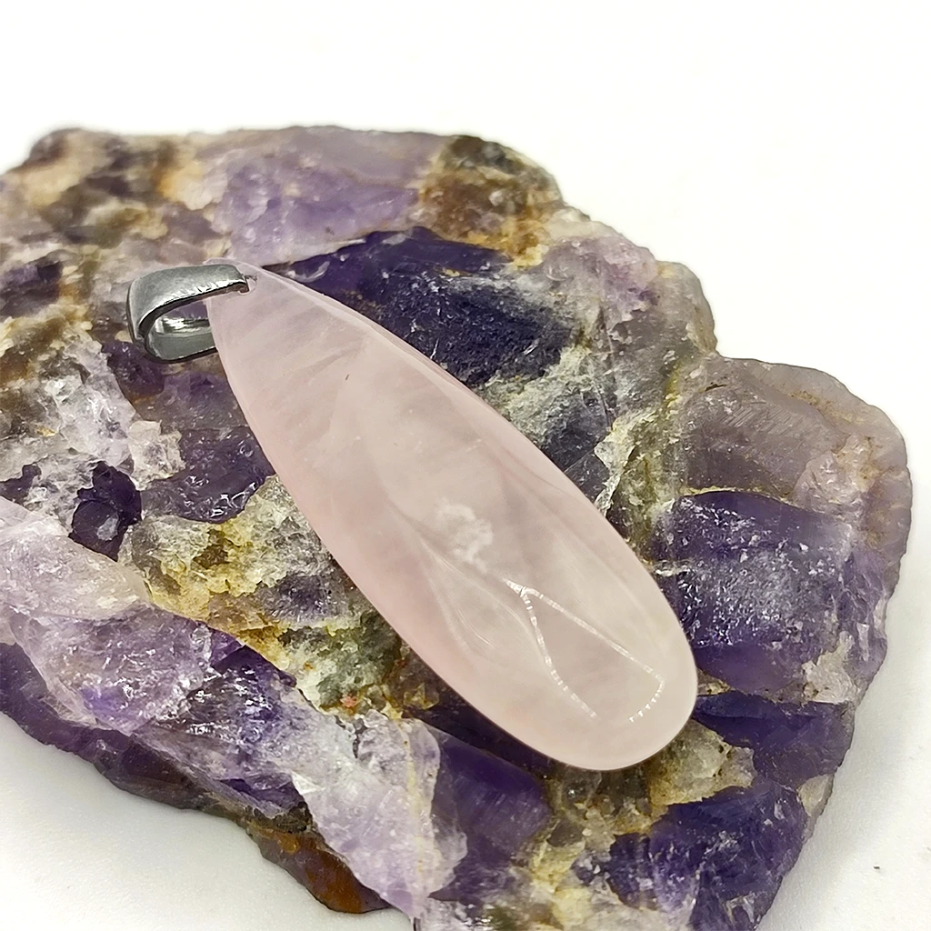 Colgante de cuarzo rosa en forma de lágrima facetada con enganche de acero inoxidable