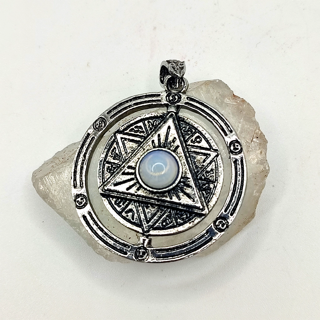Colgante esotérico giratorio con triángulo, estrella interior y piedra de opalina central en metal envejecido