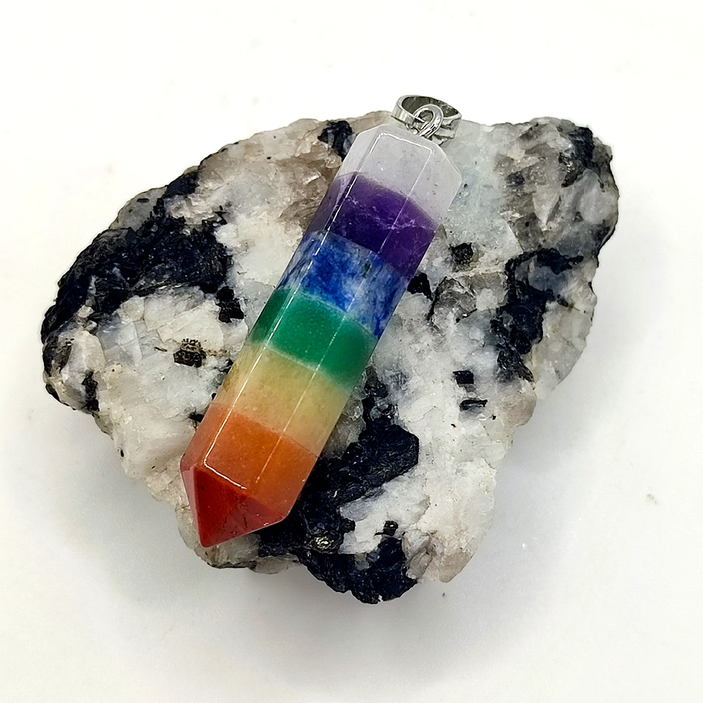 Colgante en forma de punta con los siete colores de los chakras y enganche de acero inoxidable
