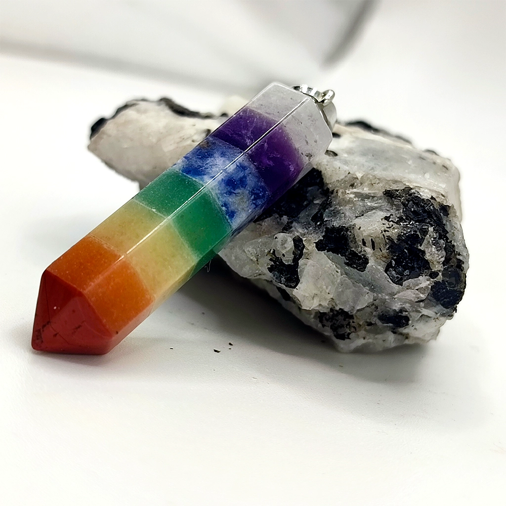 Colgante en forma de punta con los siete colores de los chakras y enganche de acero inoxidable