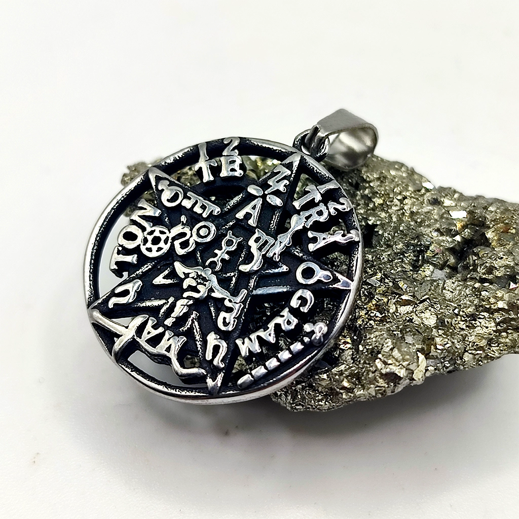 Colgante Tetragrammatón 3D en acero inoxidable efecto envejecido 24 mm
