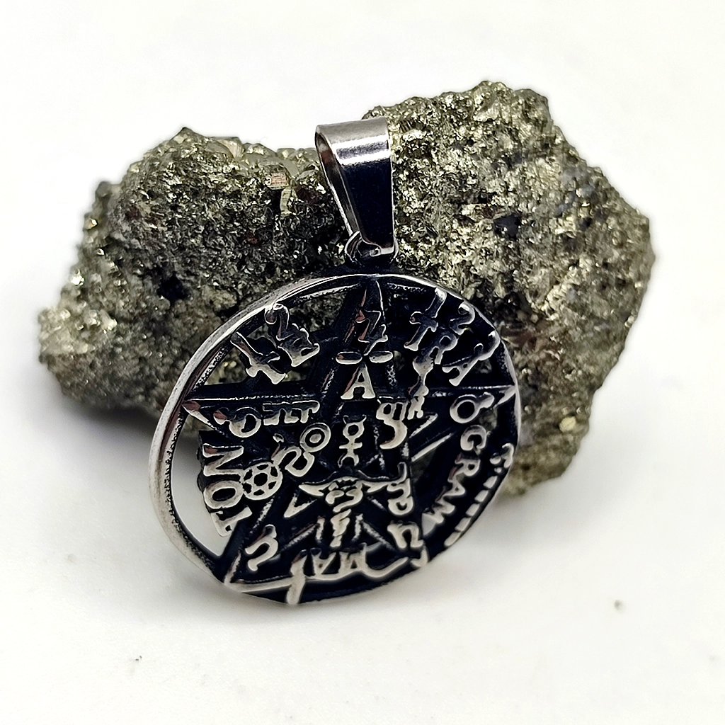 Colgante Tetragrammatón 3D en acero inoxidable efecto envejecido 24 mm