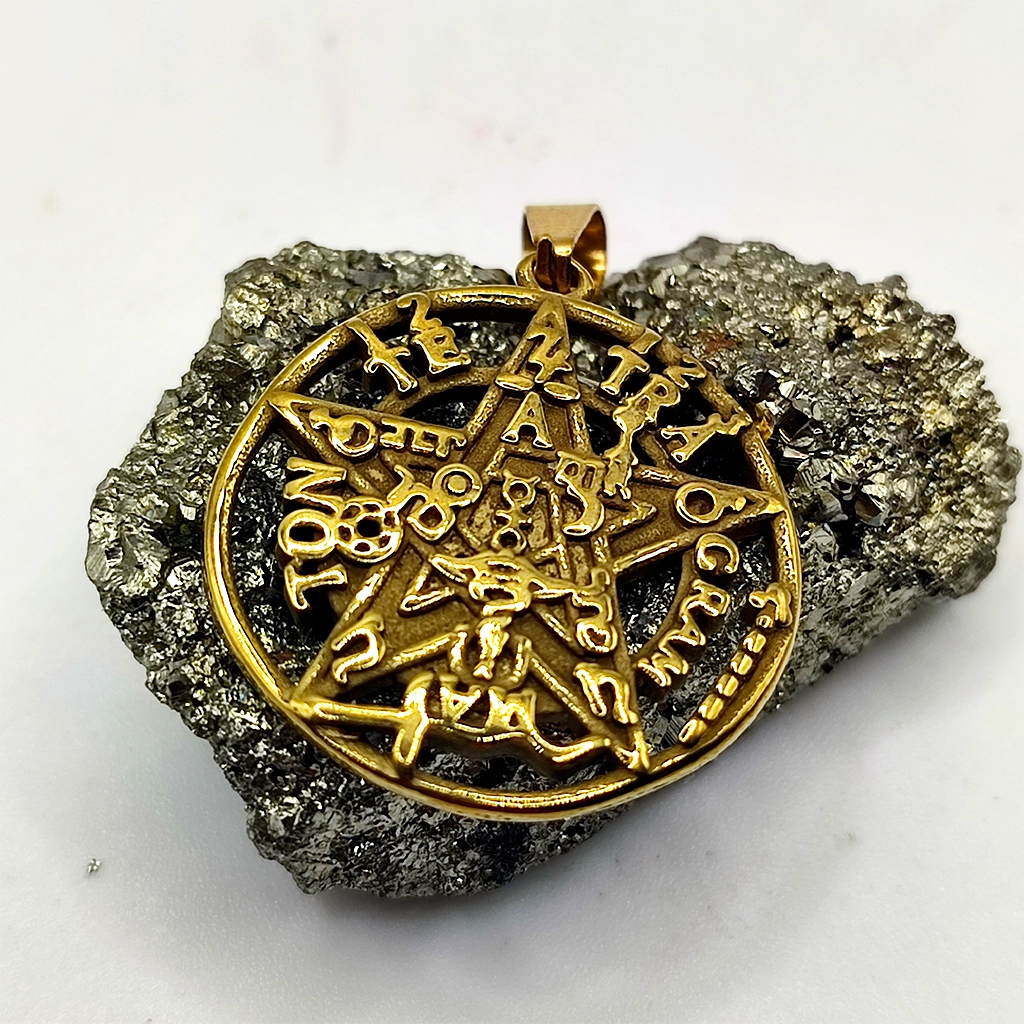 Colgante Tetragrammatón 3D dorado en acero inoxidable de 24 mm con relieve profundo y acabado color oro